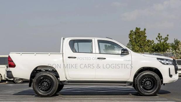 New Toyota Hilux 2023 White photo 5