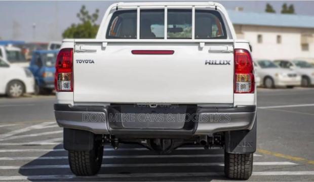 New Toyota Hilux 2023 White photo 6