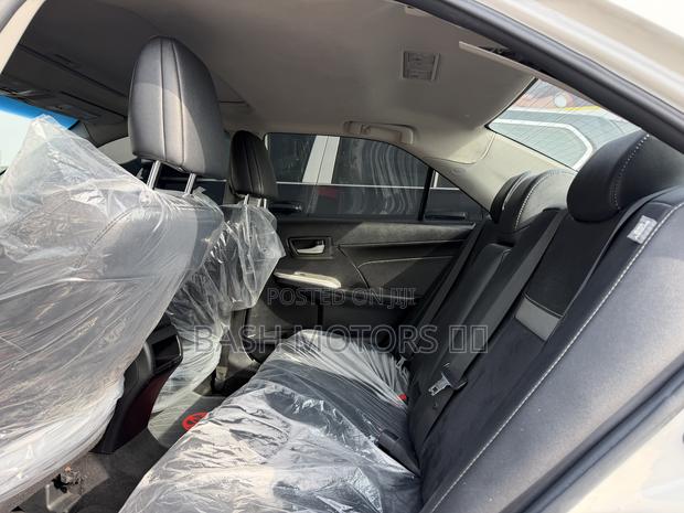 Toyota Camry SE 4dr Sedan (2.5L 4cyl 6A) 2014 White