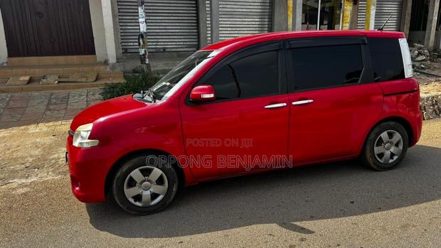 Toyota Sienta 1.5 FWD 2012 Red