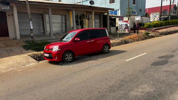 Toyota Sienta 1.5 FWD 2012 Red