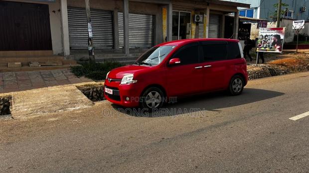 Toyota Sienta 1.5 FWD 2012 Red
