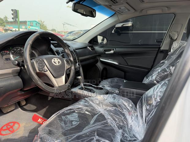 Toyota Camry SE 4dr Sedan (2.5L 4cyl 6A) 2014 White