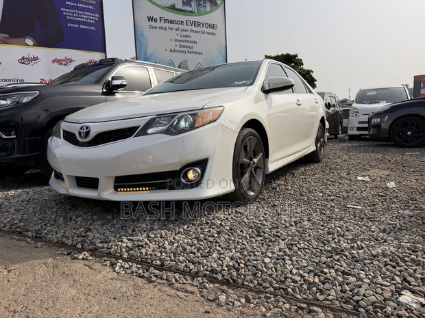 Toyota Camry SE 4dr Sedan (2.5L 4cyl 6A) 2014 White