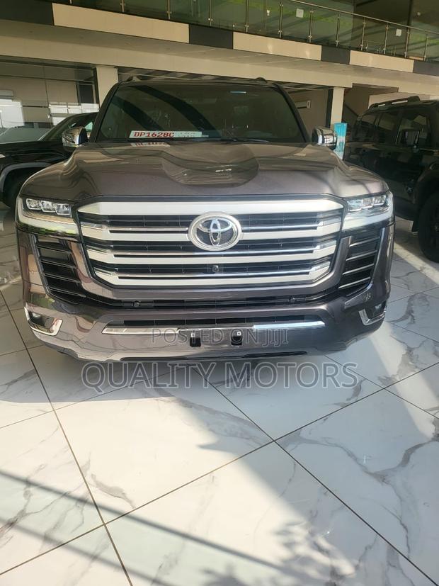 New Toyota Land Cruiser LC300 2025 Gray photo 2