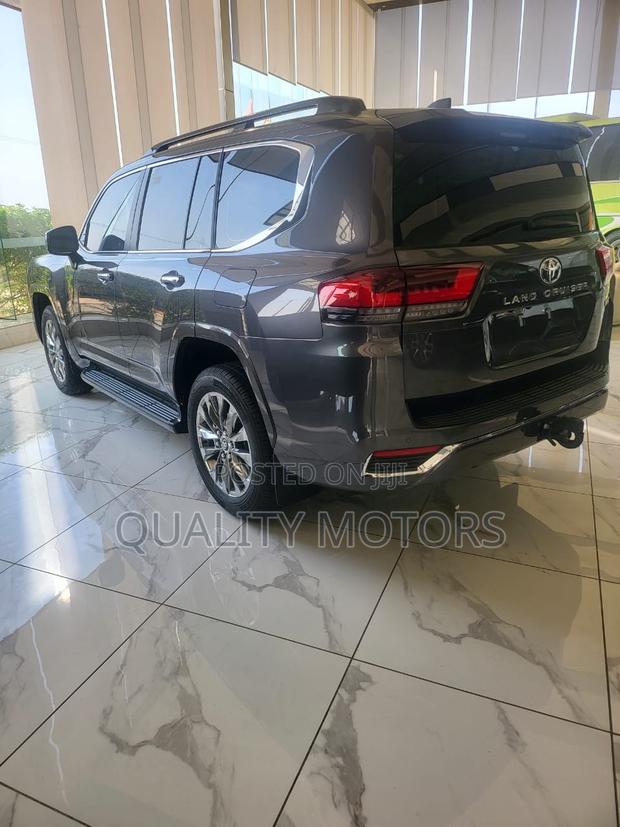 New Toyota Land Cruiser LC300 2025 Gray photo 3