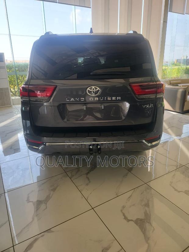 New Toyota Land Cruiser LC300 2025 Gray photo 4