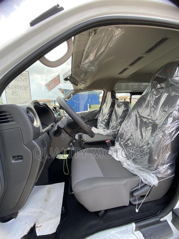 New Nissan Caravan (Urvan) 2025 White photo 8