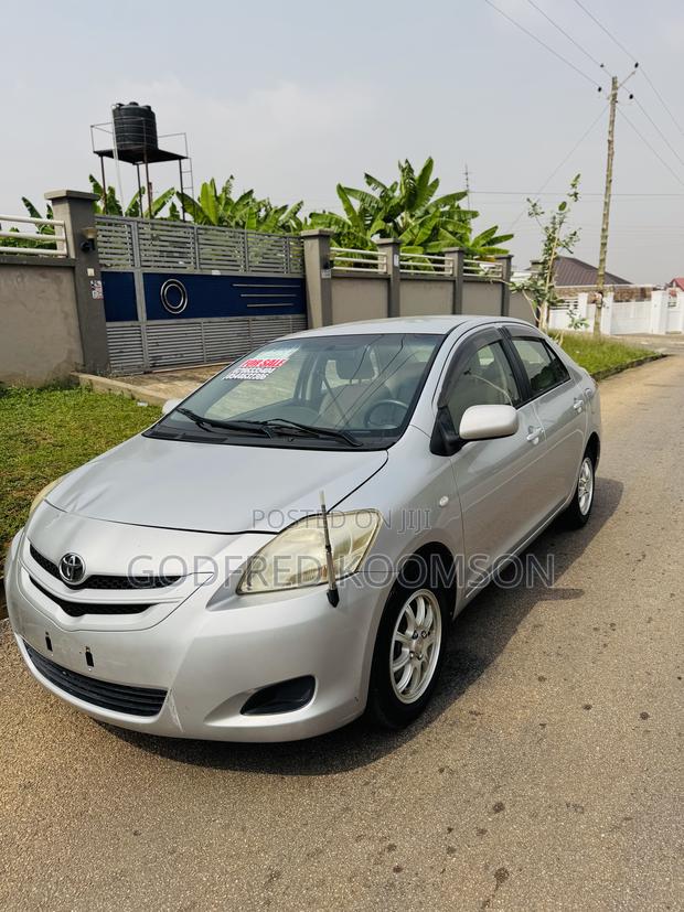 Toyota Belta 2012 Silver