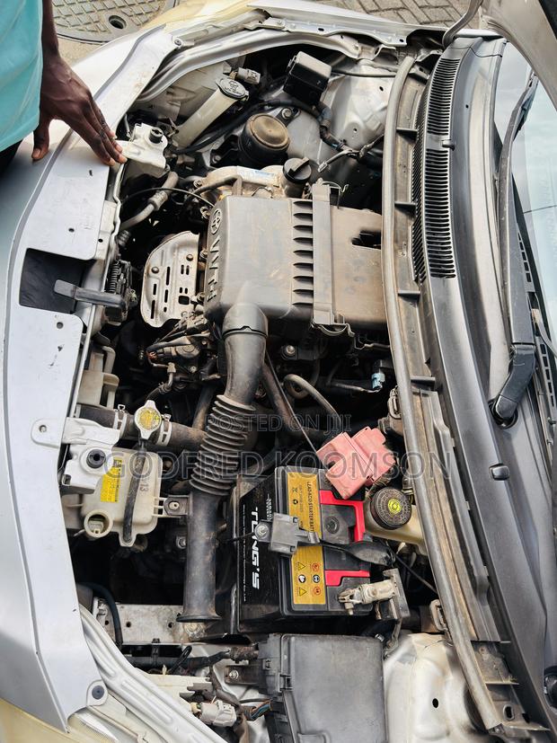 Toyota Belta 2012 Silver photo 4
