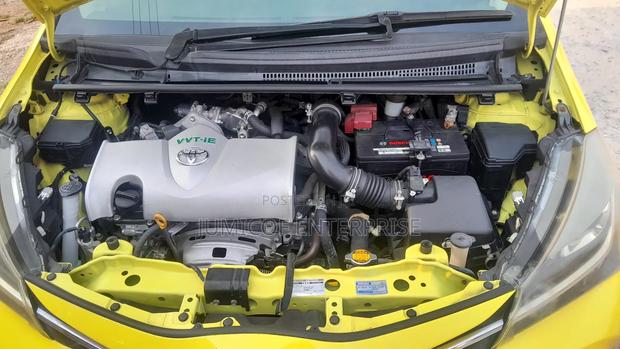 Toyota Vitz 1.3 FWD 5dr 2014 Yellow