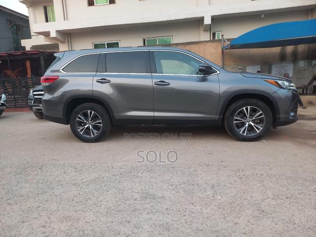 Toyota Highlander LE 2019 Gray