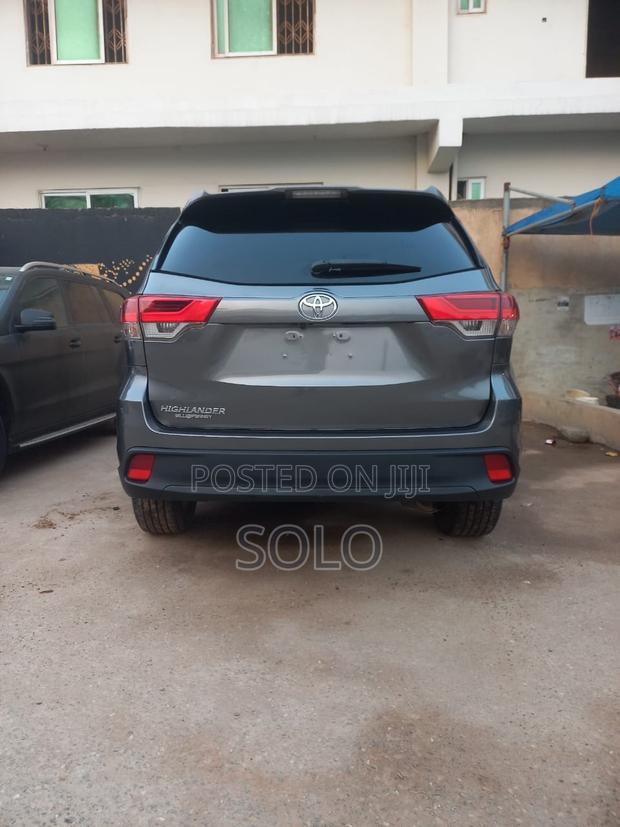 Toyota Highlander LE 2019 Gray