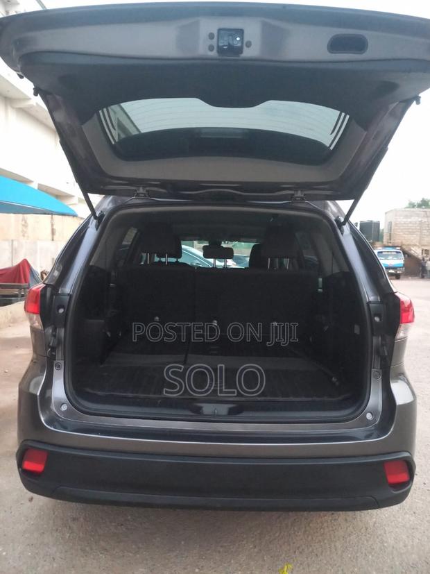 Toyota Highlander LE 2019 Gray