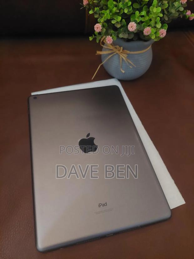 Apple iPad 10.2 (2021) 64 GB Gray photo 2