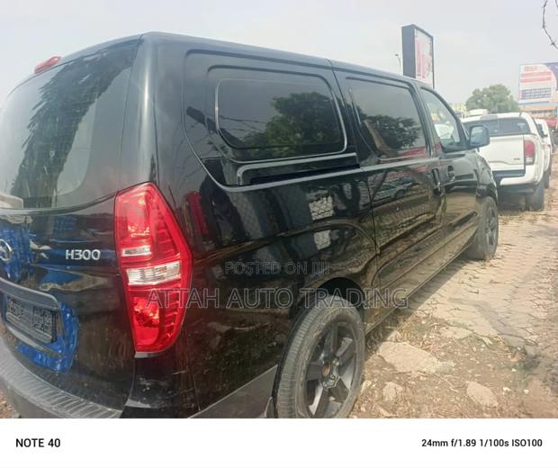 Hyundai Starex 2012 Black photo 2
