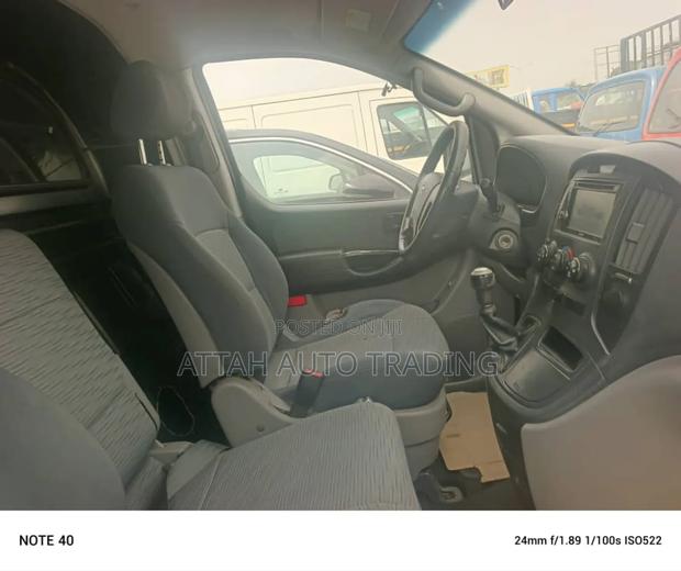 Hyundai Starex 2012 Black photo 4