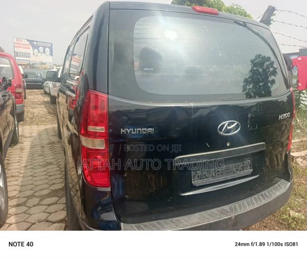 Hyundai Starex 2012 Black photo 5
