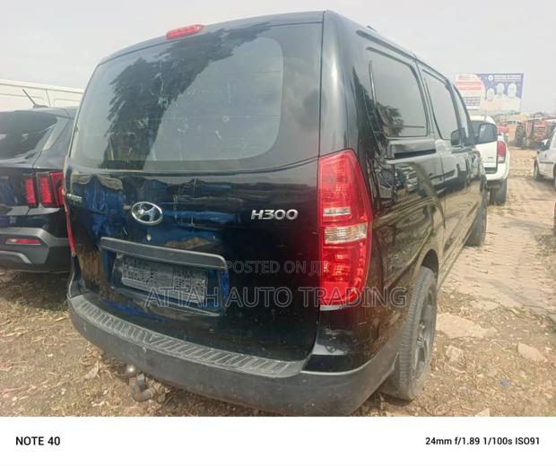 Hyundai Starex 2012 Black photo 6