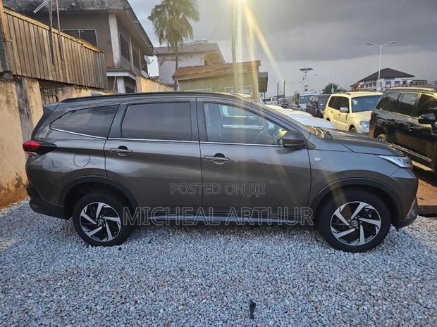Toyota Rush 2021 Silver photo 6