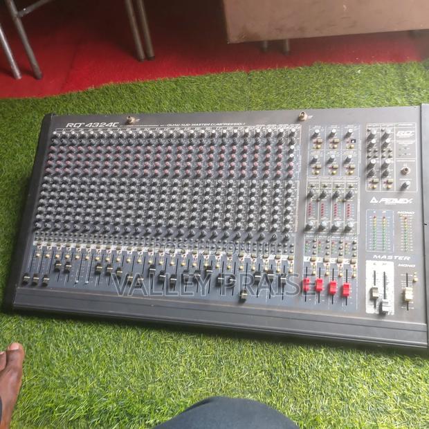 Peavey Rq 4324c 24 Channel Mixer photo 2