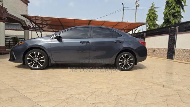 Toyota Corolla XSE 4dr Sedan (1.8L 4cyl CVT) 2017 Gray