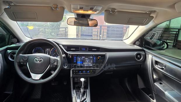 Toyota Corolla XSE 4dr Sedan (1.8L 4cyl CVT) 2017 Gray