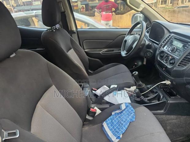Mitsubishi L200 2020 White photo 3