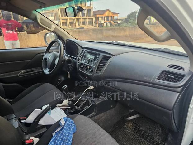 Mitsubishi L200 2020 White photo 4