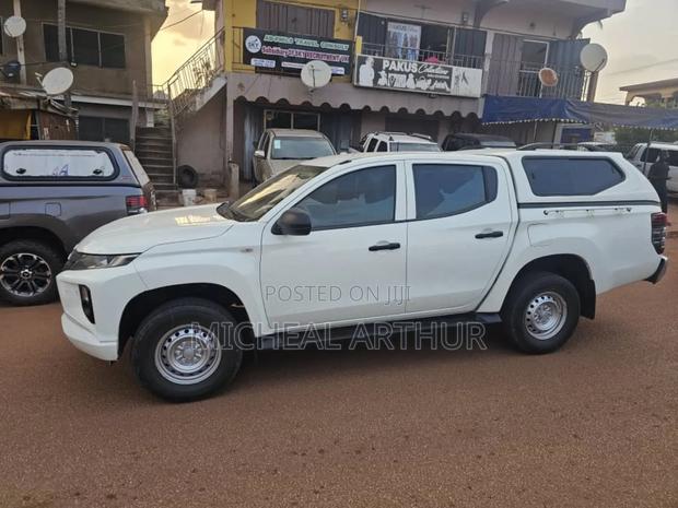 Mitsubishi L200 2020 White photo 6