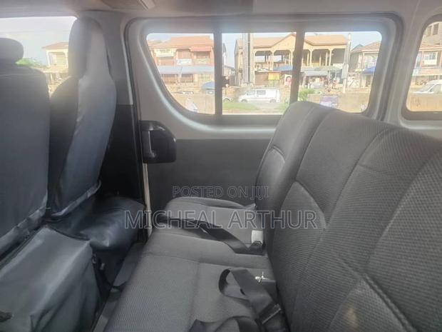 Toyota HiAce 2016 White photo 3