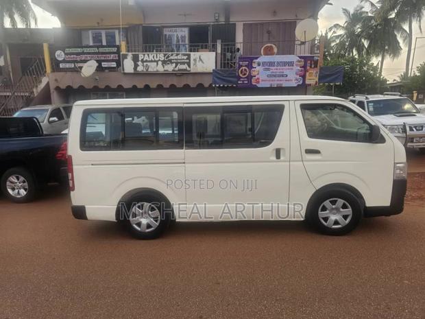 Toyota HiAce 2016 White photo 2