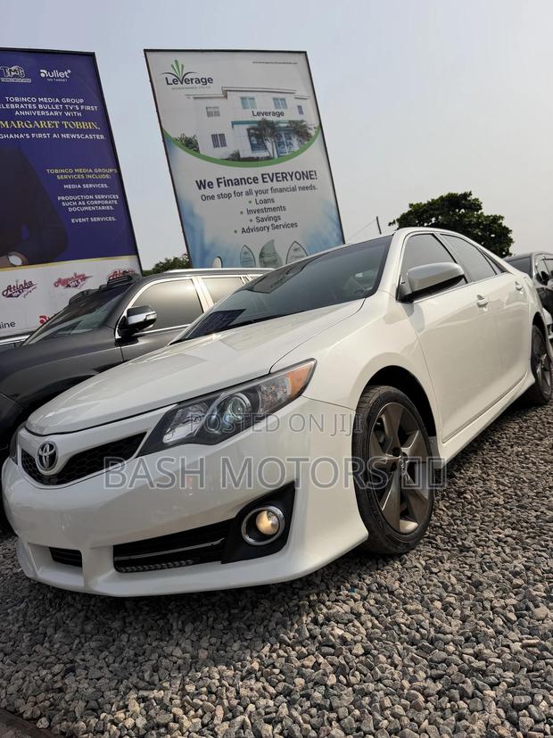 Toyota Camry SE 4dr Sedan (2.5L 4cyl 6A) 2014 White