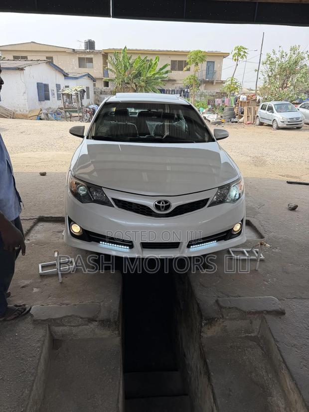 Toyota Camry SE 4dr Sedan (2.5L 4cyl 6A) 2014 White