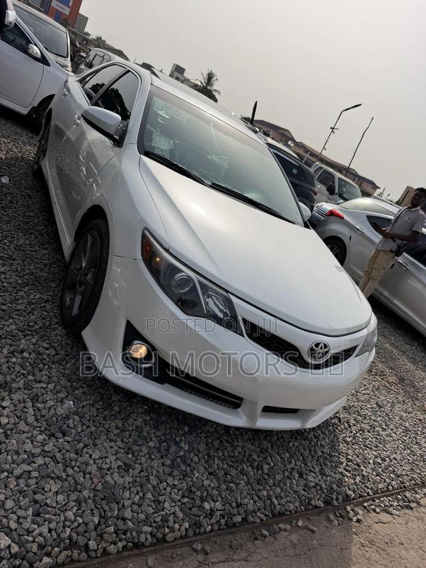 Toyota Camry SE 4dr Sedan (2.5L 4cyl 6A) 2014 White