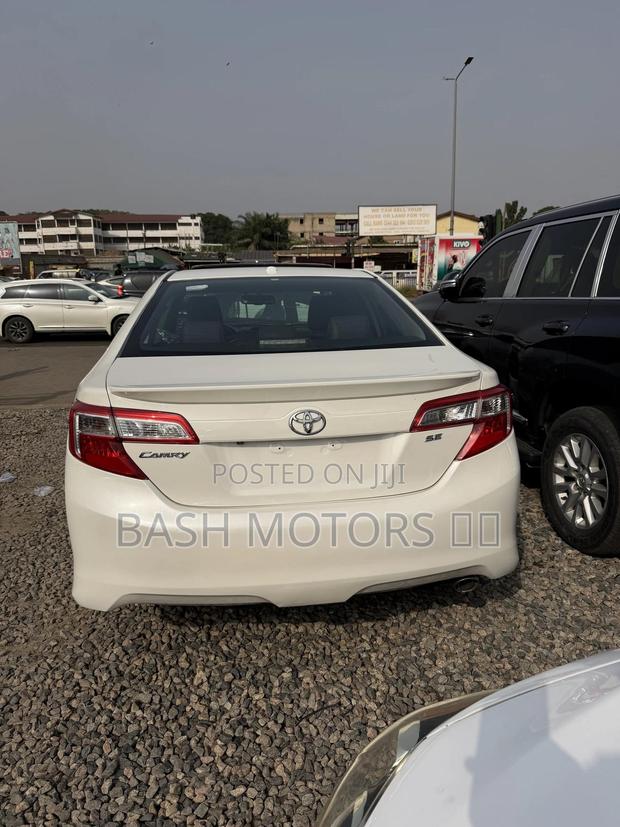 Toyota Camry SE 4dr Sedan (2.5L 4cyl 6A) 2014 White