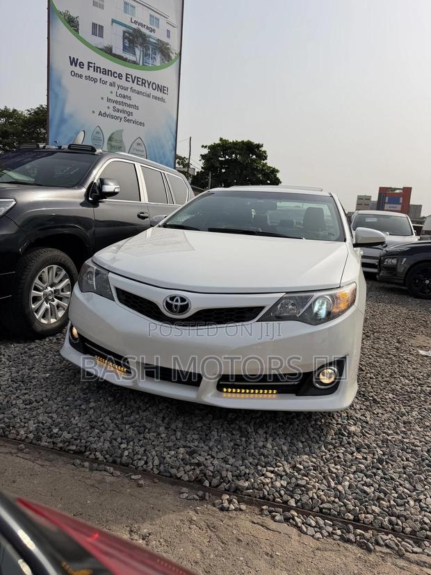Toyota Camry SE 4dr Sedan (2.5L 4cyl 6A) 2014 White