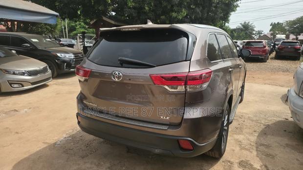 Toyota Highlander XLE FWD 2020 Brown photo 2