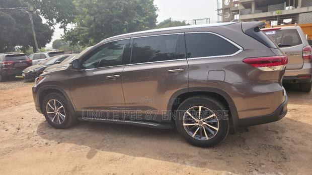 Toyota Highlander XLE FWD 2020 Brown photo 3