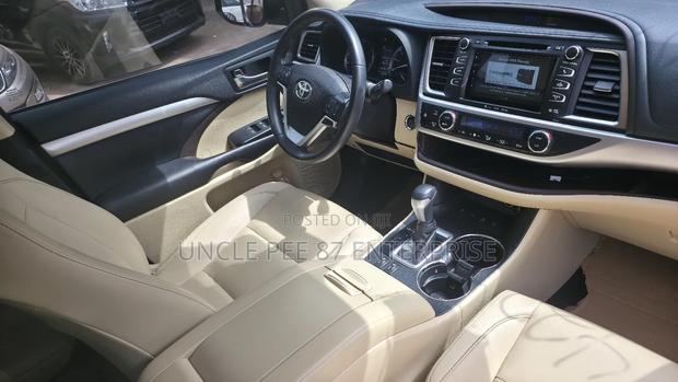Toyota Highlander XLE FWD 2020 Brown photo 5