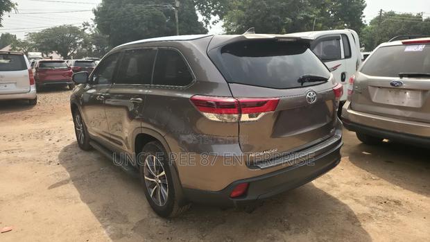 Toyota Highlander XLE FWD 2020 Brown photo 9