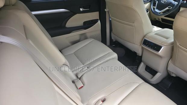 Toyota Highlander XLE FWD 2020 Brown photo 10