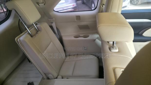 Toyota Highlander XLE FWD 2020 Brown photo 11
