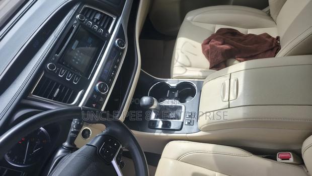 Toyota Highlander XLE FWD 2020 Brown photo 12