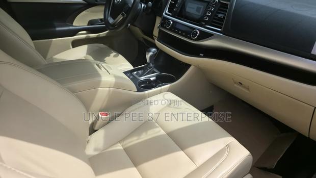 Toyota Highlander XLE FWD 2020 Brown photo 13