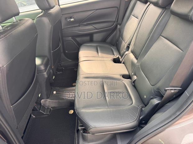 Mitsubishi Outlander 2018 Silver photo 3
