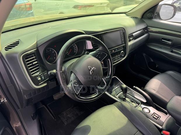 Mitsubishi Outlander 2018 Silver photo 4