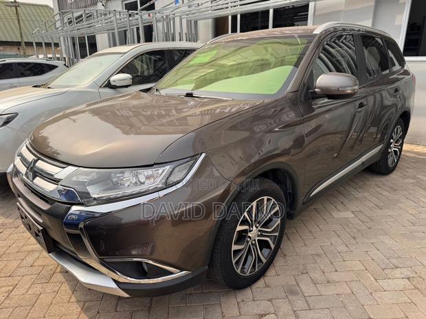 Mitsubishi Outlander 2018 Silver photo 2