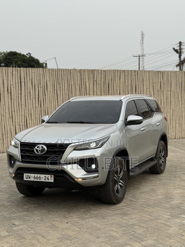 Toyota Fortuner 3.0 D Turbo AWD 2021 Silver photo 2