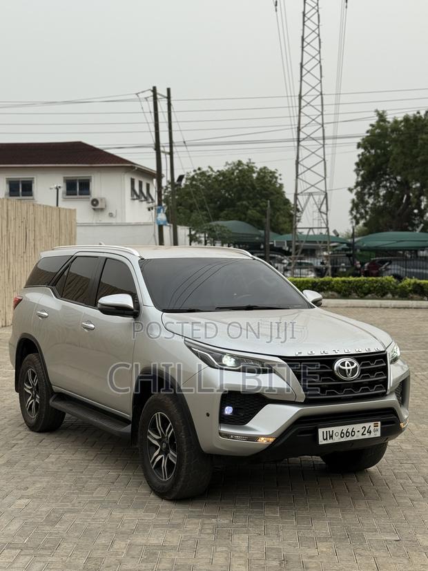 Toyota Fortuner 3.0 D Turbo AWD 2021 Silver photo 3